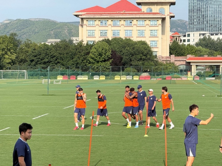 泰山赛前训练23人参加,王大雷陈泽仕王彤缺阵李源一复出 泰山赛前训练23人参加,王大雷陈泽仕王彤缺阵李源一复出