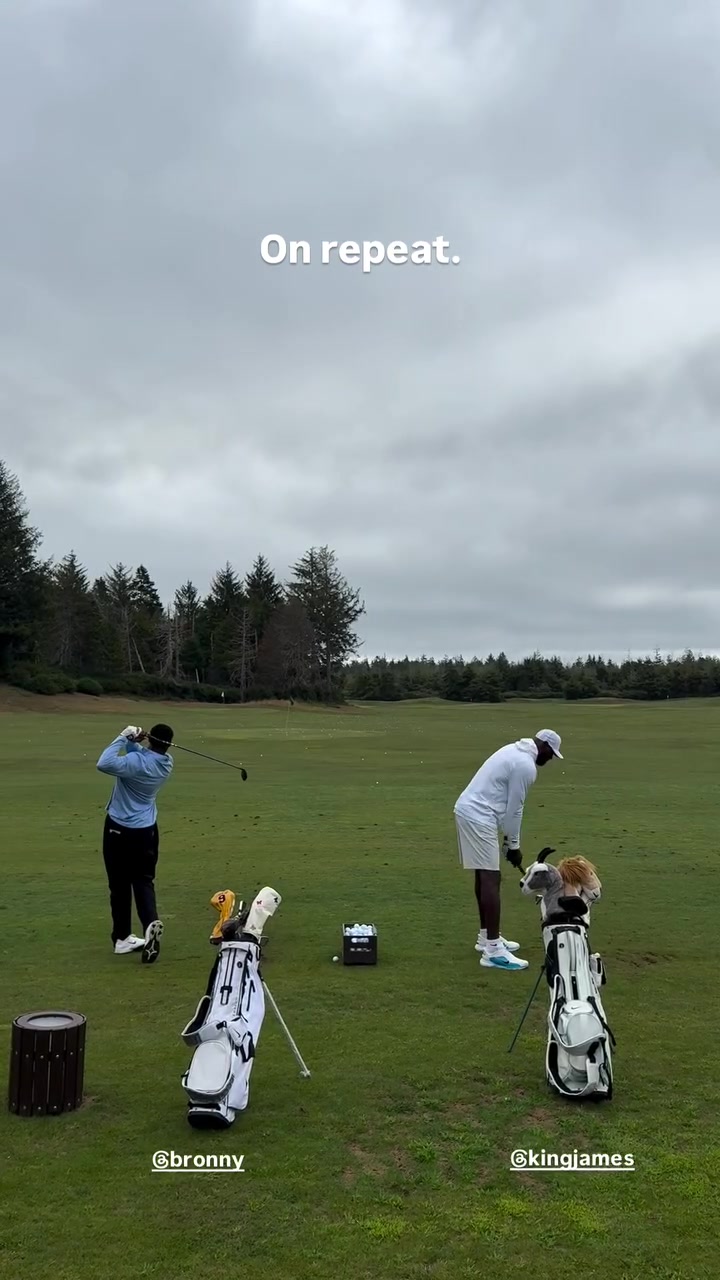 詹姆斯晒与布朗尼打高尔夫视频 直言没什么比这更好