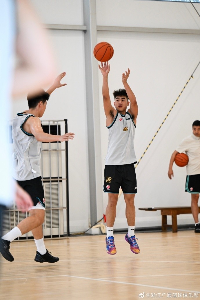 广厦夏训再上调三将 一队年轻球员增至五人