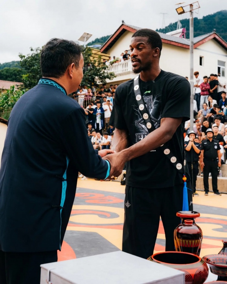 巴特勒凌晨晒照总结凉山首日 捐赠球场并体验非遗漆器